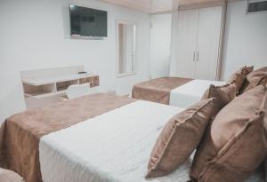 Televiisor ja/või meelelahutuskeskus majutusasutuses HOTEl PACHAMAMA SPA