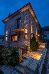 ein Steinhaus mit seitlicher Beleuchtung in der Unterkunft Ontas Guesthouse & Spa in Arachova