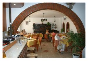 A restaurant or other place to eat at HRC Panzió