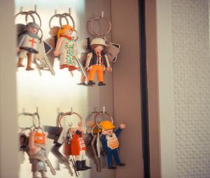 Une bande de figurines de jouets accrochées à un mur dans l'établissement Hôtel Marin, à Laval