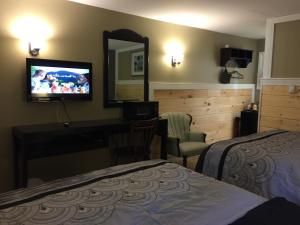 TV a/nebo společenská místnost v ubytování Greenside Motel