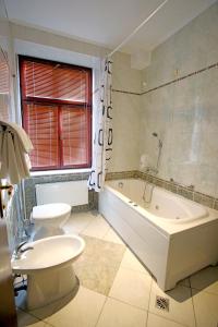 Hotel Lavica في ساموبور: حمام مع مرحاض وحوض استحمام ومغسلة