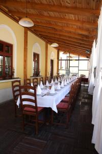 uma longa sala de jantar com uma longa mesa e cadeiras em Hotel Lavica em Samobor