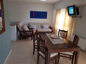 Una televisión o centro de entretenimiento en Apart Agustina