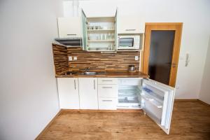 Kuchyňa alebo kuchynka v ubytovaní Lipno nad Vltavou - Apartman 23 - WiFi, Parking, Netflix