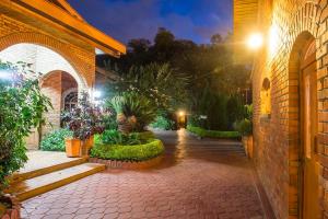 Ein Garten an der Unterkunft Hotel Chez Lando