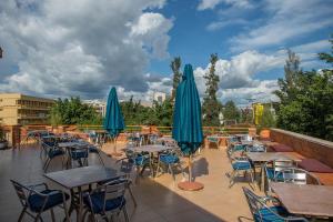 Ein Restaurant oder anderes Speiselokal in der Unterkunft Hotel Chez Lando 