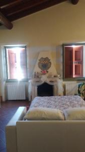 A bed or beds in a room at Cascina CORTEPRIMAVERA, B&B del Baliot
