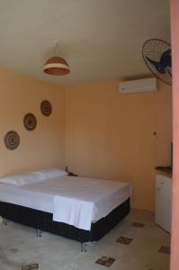 Ponta do Anel的住宿－Pousada Lagunas，卧室配有一张白色大床