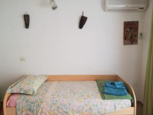 Bett in einem Zimmer mit einem Bett sidx sidx sidx sidx in der Unterkunft Villa La Minda with a stunning view in Badesi