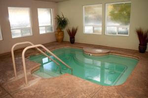 einen Pool mit Rutsche in einem Zimmer mit Fenstern in der Unterkunft Lodge at Kingsbury Crossing in Stateline