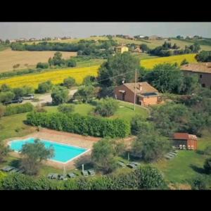 eine Luftansicht eines Hauses mit Pool in der Unterkunft Agri Divin Amore in San Costanzo