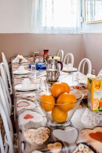 una mesa con un tazón de naranjas. en Family guesthouse in forest Ana & Stjepan Nikolić, en Međugorje