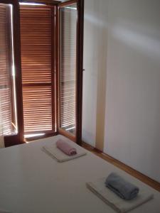 1 dormitorio con 2 colchonetas en una cama con ventana en Guest House Karević, en Hvar