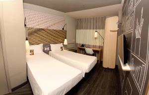 Cama ou camas em um quarto em ibis Natal mais 37 fotos