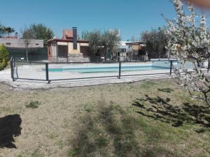 una valla alrededor de una piscina en un patio en Cabañas Terra Olivo en Coquimbito