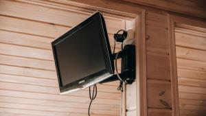 Televízia a/alebo spoločenská miestnosť v ubytovaní Scandidim Lutsk