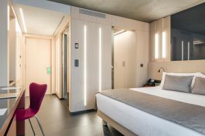 A bed or beds in a room at Hotel Metropolis