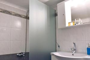 Bilik mandi di Pnyka Apartment 1 +41 gambar