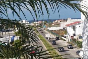 vista su una strada cittadina con auto sulla strada di DB Tower Vacation Rental a Belize City