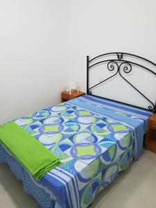 コラレホにあるCorra Center Beach 2のベッドルーム1室(青と緑の掛け布団付きのベッド1台付)
