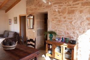 een woonkamer met een bank en een tafel bij Es moli de na Sebastiana in Ses Salines