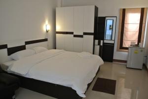 纳通市斯里兰卡岛酒店的房间里有一张白色大床的卧室