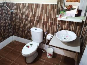 Bilik mandi di Phi Phi Ba Kao Bay Resort