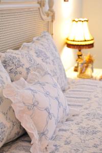 Rúm í herbergi á Fazhana Village B&B