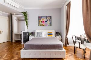 ローマにあるAthena Guest Houseのベッドルーム(白いベッド1台、テーブル付)