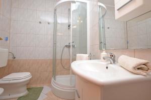 Koupelna v ubytování Apartment Marija + 28 fotografií