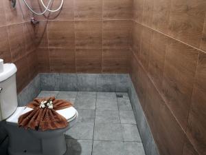 Bilik mandi di Phi Phi Ba Kao Bay Resort
