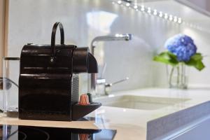 Kuchnia lub aneks kuchenny w obiekcie URAIN Suites - Apartments at Flysch-Coast