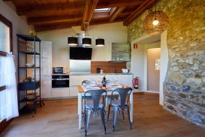 Kuchnia lub aneks kuchenny w obiekcie URAIN Suites - Apartments at Flysch-Coast