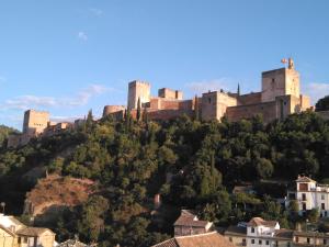 グラナダにあるCasa-Mirador La Alhacenaの家屋が並ぶ丘の上の城