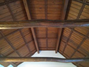 a ceiling of a wooden roof with wooden beams at Casa-Mirador La Alhacena in Granada