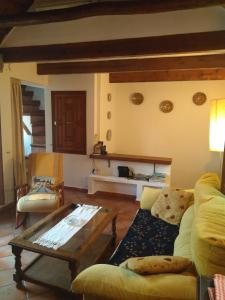 ein Wohnzimmer mit einem Sofa und einem Couchtisch in der Unterkunft Casa-Mirador La Alhacena in Granada