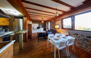 Kuchnia lub aneks kuchenny w obiekcie URAIN Suites - Apartments at Flysch-Coast