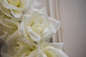 een boeket witte rozen in een vaas bij Harlem Grand in New York