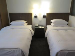 Tempat tidur dalam kamar di United Hotel