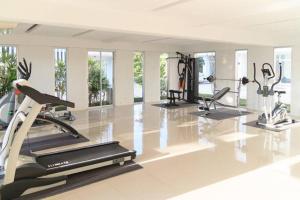 una palestra con diversi tapis roulant e macchinari per il cardio-fitness di At Seacondo-2 Bedrooms-B35 a Klong Muang Beach