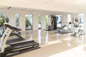 un gimnasio con varias cintas de correr y máquinas de cardio en At Seacondo-2 Bedrooms-B35, en Klong Muang Beach