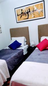 una habitación de hotel con 2 camas y un cuadro en la pared en Ignacio Garzón Departamento en Córdoba