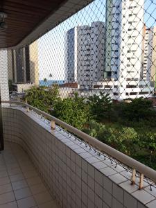 una pasarela en un edificio con vistas a los edificios en Apto próximo praia Recife, en Recife