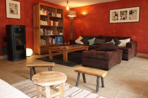 een woonkamer met een bank en een tafel bij Yak Avenir in Aiguilles