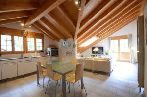 a kitchen and dining room with a table and chairs at Apartment Honegg in Lauterbrunnen