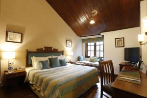 Postel nebo postele na pokoji v ubytování The Naini Retreat, Nainital by Leisure Hotels