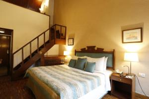 Postel nebo postele na pokoji v ubytování The Naini Retreat, Nainital by Leisure Hotels