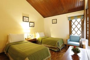 Postel nebo postele na pokoji v ubytování The Naini Retreat, Nainital by Leisure Hotels