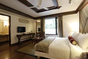 Postel nebo postele na pokoji v ubytování The Naini Retreat, Nainital by Leisure Hotels